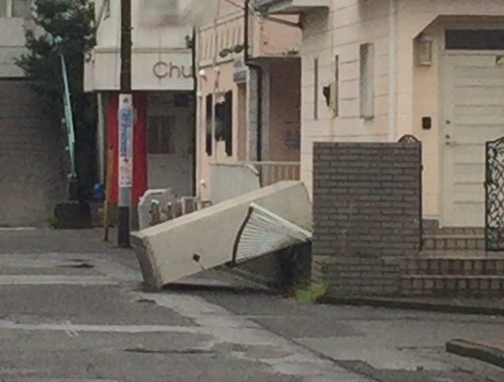 横浜の物置転倒